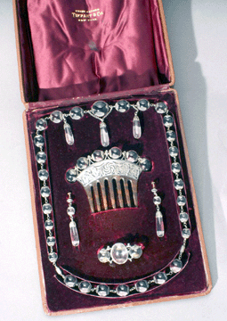 A Victorian demiparure ($5/7,000), comprised of a rock crystal necklace, a pendant, a pair of earrings and a tortoiseshell hair comb, from Tiffany & Co., achieved $75,250.