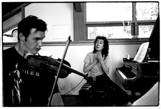 Annie Leibovitz "Mitsuko Uchida with Jesse Mills,” 2002. ©Annie Leibovitz, courtesy Vanity Fair