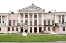 The World Monuments Fund Europe and Art Culture Studio hosted a benefit at the Kremlin on September 22 to raise funds for Ostankino a pleasure palace and private theater built between 1791 and 1798 in the Moscow suburbs by Count Nikolai Cheremetiev for his actress wife