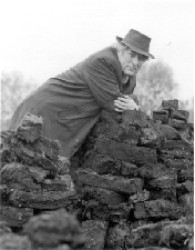 Photograph of Nobel Laureate Seamus Heaney one of some 700 images of Heaney contained in the Bobbie Hanvey Photographic Negative Archive now part of the Irish Collection of The John J Burns Library at Boston College