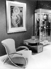 A Kim Weberdesigned chair and a Russel Wrightdesigned table executed in mahogany and harewood by Heywood Wakefield were featured in the booth of Historical Design New York City