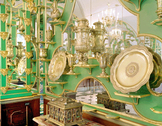 The Silver Gilt Room belongs to the original suite of rooms of the Green Vault. After it was built in the mid-Sixteenth Century, this room was used for small functions until 1586. The stucco ornamentation of the original ceiling has been partially preserved. The spiral staircase enabled Augustus the Strong to gain access from his private apartments. Today, vessels in gold ruby glass and gilded silver line the walls. 