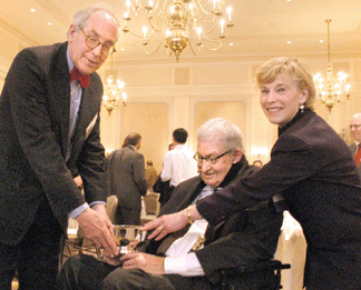 Morrison Heckscher and Roslyn Bakst Goldman present Wendell Garrett with the 2007 AAA award for Excellence in the Arts.