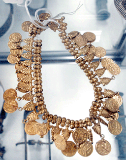 The Persian yellow gold necklace brought $1,380.