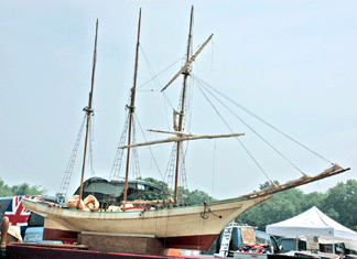 James McNamara of Yankee Doodles Fine Art & Antiques, Setauket, N.Y., brought two pond boats he had pulled out of a Long Island barn, covered with dust, but otherwise in excellent condition. ⁄ealer's Choice