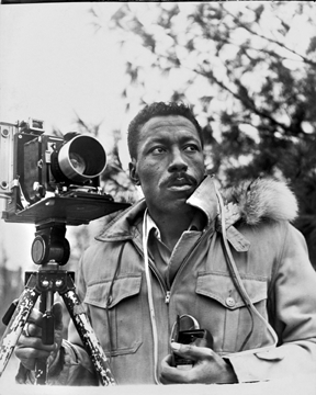 In this 1945 portrait of Gordon Parks, Arnold Eagle showed his fellow photographer as a young man on the go, armed with the tools of his trade, prophetically looking to the future. ©Estate of Arnold Eagle / National Portrait Gallery, Smithsonian Institution.