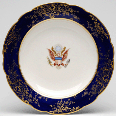 The McKinley administration (1897‱901) ordered the first American-made state service. It was produced by Knowles, Taylor and Knowles of East Liverpool, Ohio, and was decorated with the Great Seal of the United States and gold tracery on a dark cobalt border. The plates were criticized for their poor quality and a French set was ordered.