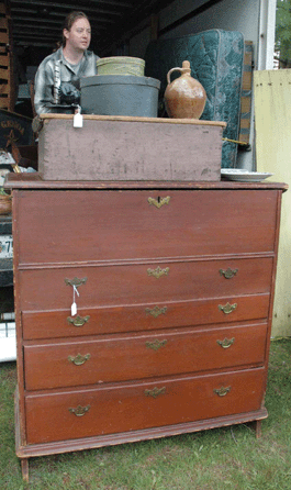 Bill Kelly of Limington, Maine, brought a three-drawer New England blanket chest, circa 1750s. ⁍ay's Antique Market