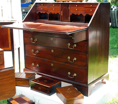 American drop front desk, circa 1770‱810, made from solid mahogany with fan inlaid satinwood and holly at David Beauchamp, Brookline, N.H.