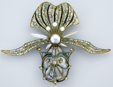 Georges Fouquet (French, 1862‱957), orchid brooch, 1901, gold, enamel, diamond and pearl; Museum of Fine Arts, Boston, lent by a private collection. ⁐hotograph ©Museum of Fine Arts, Boston