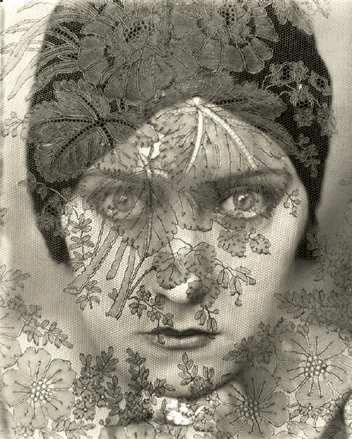 Gloria Swanson by Edward Steichen, 1924, Vanity Fair, February, 1928, ©Condé Nast Publications Inc / Courtesy George Eastman.