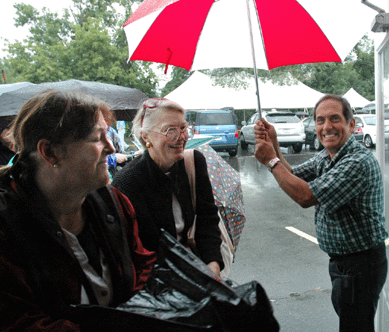  Frank Gaglio was at the tent's entrance, umbrella in hand, to welcome people to the show.