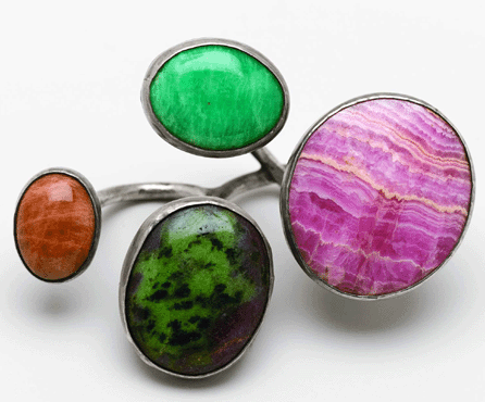 The "Cluster Knuckles†ring, made around 1968, gathered the knuckles of several fingers and incorporated very colorful stones of jade, turquoise, zoisite and rhodochrosite.