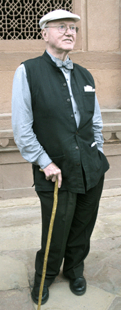 Stuart Cary Welch Jr at Fatehpur Sikri, a city in the state of Uttar Pradesh, India. ⁃hristopher C. Angell photo, courtesy Harvard Art Museum