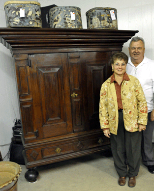 Lou and Del Roberson of Roberson's Auctions with Paul Huba's Eighteenth Century Hudson Valley kas. It sold to a local buyer at $16,100. Three early wallpapered hat boxes were offered, with one decorated with a village scene selling at $1,092, another decorated with birds and flowers sold at $690, and another with birds and trees brought $575.