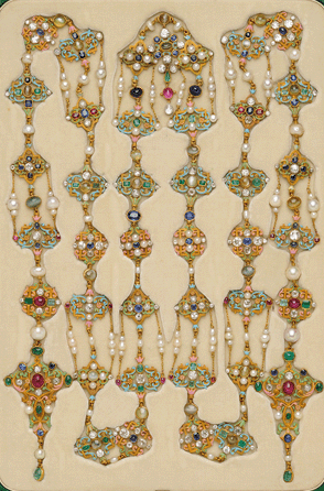 This Renaissance Revival long chain, estimated at $75/125,000, sold for $402,000.