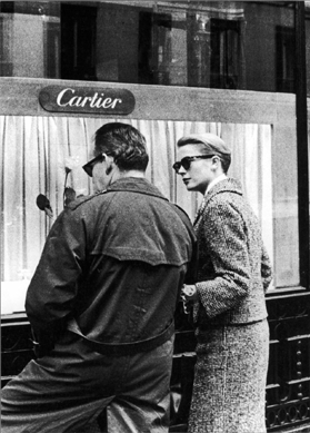 Prince and Princess of Monaco, before their wedding, looking at a Cartier window. ©Roger-Viollet