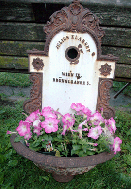 Petunias, not water, spilled out of this wall fountain that had doubled as an advertisement for Viennese pipe maker Julius Klanert around the turn of the Nineteenth Century. Show exhibitor Joseph Ransohoff of Middlefield, Conn., was showing how the antique could be put to modern-day garden decorative use. 