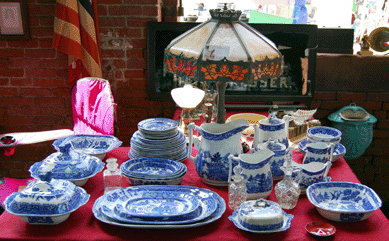 Olde Newbury Antiques of Newbury, Mass., displayed plenty of blue and white. 