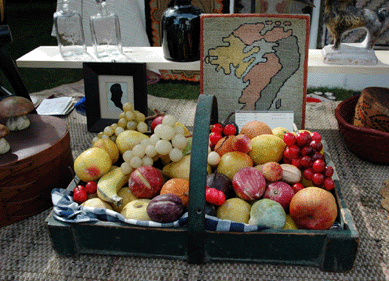 Apples $39 †bananas $99 †cherries $65 †vegetables $110 †bargains abound at Mike McCue's Country Antiques and Textiles, Bryn Athyn, Penn., where wonderful hooked rugs, decoys, redware and crocks were attracting crowds. ⁍ay's