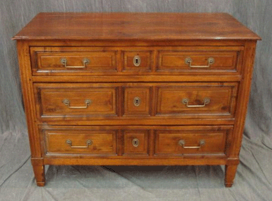 Louis XVI-style bronze mounted marble top commode, 46 by 22½ by 33½ inches had a $1/1,500 estimate but sold at $2,585.  