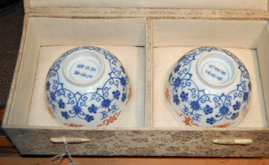 The pair of blue and white tea bowls with the Yongzheng mark provoked lively bid jumping and realized $86,250.
