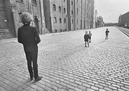 Composition, the horizon line and the contrast between Dylan and the Liverpudlian waifs make this Barry Feinstein photo a short story, 1966. Lender: ©Barry Feinstein
