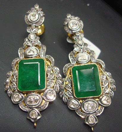 Hari Jewels Inc, New York City, showcased elegant Victorian earrings with an 11-carat emerald and 2.1-carat diamond set in silver and 14K gold. ⁈ari Jewels photo