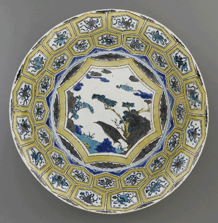 Dish in Kutani style, Japan, Arita ware, Edo period, 1644‱650, porcelain with cobalt pigment under clear glaze, enamels over glaze. Freer Gallery of Art.
