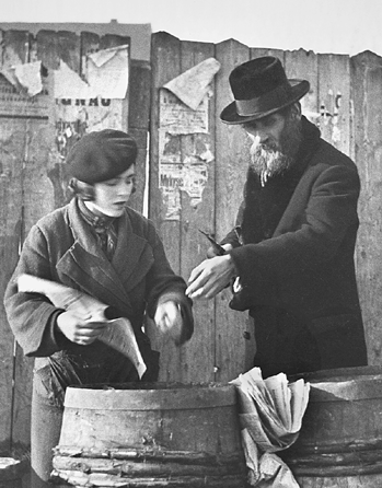 Roman Vishniac, "Man purchasing herring, wrapped in newspaper, for a Shabbat meal,†circa 1935″8. ©Mara Vishniac Kohn, courtesy International Center of Photography.