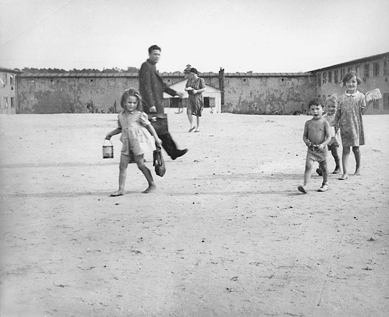 Roman Vishniac, "Displaced Person's Camp,†Germany, 1947, unpublished until now. ©Mara Vishniac Kohn, courtesy International Center of Photography.