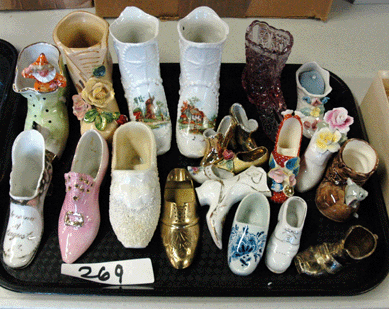 Collectible shoe knickknacks had been grouped together for this lot.