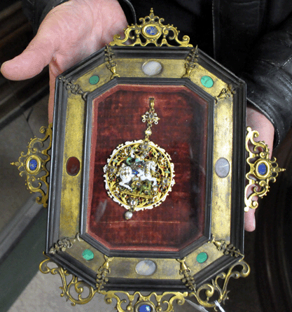 The top lot of the auction was the rare Renaissance period St George pendant, "worked in a high carat gold with multicolored enamel†decorated and set with approximately 29 square-cut diamonds. A telephone bidder claimed the lot at $85,100.