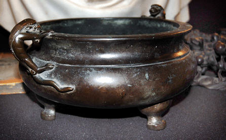 The Chinese bronze censer with a studio mark in archaic seal script on the base elicited $11,500 from an online buyer.