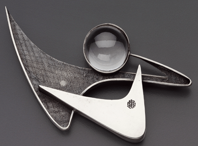 Margaret DePatta's silver and quartz brooch with a central pearl was made around 1950 with varied surfaces. Photograph ©Museum of Fine Arts, Boston. Image courtesy Museum of Fine Arts, Boston, the Daphne Farago Collection.