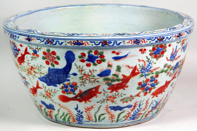 A vibrantly decorated wucai fish bowl of the Wanli period realized $55,200.