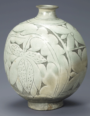 Elegant enough for the Twenty-First Century aesthetic, this flask-shaped bottle with peony decoration was incised, filled with slip and then sgraffito sculpted before firing. Leeum, Samsung Museum of Art, Seoul, Treasure No. 1388. Image courtesy Leeum, Samsung Museum of Art.