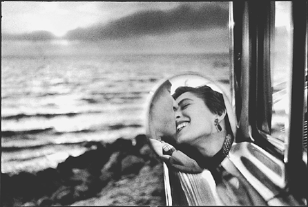 Elliott Erwitt, "Santa Monica, California,†1955. ©Elliott Erwitt/Magnum Photos