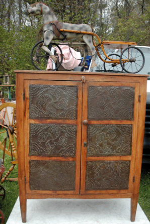 "I haven't seen one of these on any other field,†said JoAnnea Wacht-Delphia, Vintage New England, Canton, Conn., of this New York State pinwheel punch-decorated pie safe made by Shields and Long, Greenfield, Mo., circa 1850s. Actually, there was another one seen during the show, but hers was the best. ⁄ealer's Choice