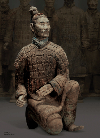 Figure of kneeling archer, Qin dynasty (221′06 BC), earthenware, with visible pigment. Museum of the Terra Cotta Army of Emperor Qin Shihuangdi.