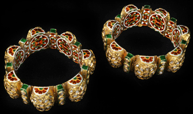 This pair of Gajredar Bangri bangles from the former collection of the maharajah of Jaipur featured Nineteenth Century rose-cut diamonds set in gold and enameling on the borders and inner surface. Estimated at $10/20,000, the bangles brought $14,500 from an online buyer.
