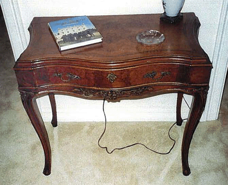 Mahogany single-drawer writing desk, bowfront with cabriole legs.
