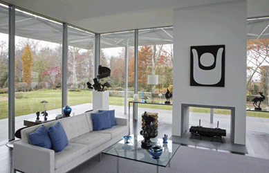 In all of the rooms, the interior floor plane is extended by an exterior walkway and the ceiling appears to continue with the canopy outside. This is most noticeable in the living room with the expanse of exterior walls providing an obstruction-free view of the west garden. Courtesy Don Freeman.