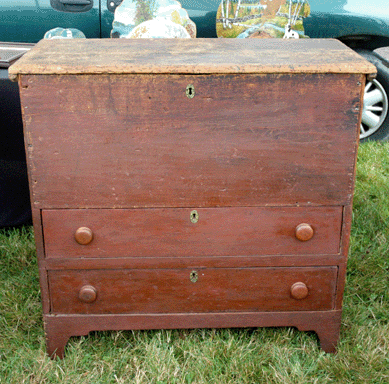 The early blanket chest, circa 1790‱810, came out of midcoast Maine, according to John Marsili, Full Moon Antiques, New Harbor, Maine. ⁄ealers Choice