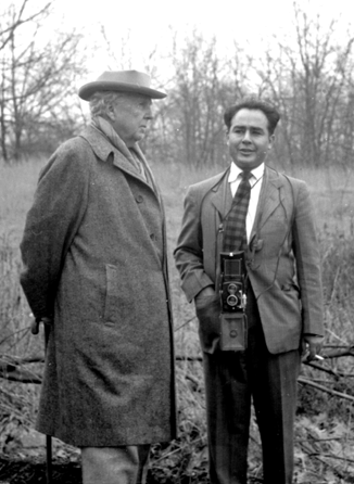 Pedro Guerrero, right, with Frank Lloyd Wright, 1949, in Pleasantville, N.Y. ⁋eneji Domoto, photo, used with permission. 