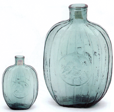 The pint-sized double eagle flask with vertical ribbing, GII-144, in a bright light green was one of only two examples known; the other is in the collection of the Corning Museum of Glass. It made $43,290.