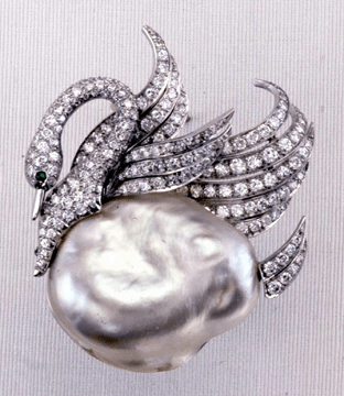 Swan brooch, circa 1940, baroque pearl, emerald and diamonds.