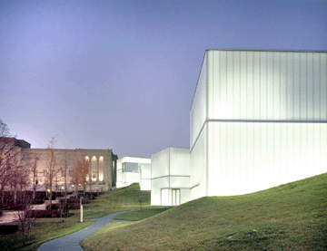 Nelson-Atkins and Bloch Building at dusk. Courtesy Roland Halbe/The Nelson-Atkins Museum of Art, 2006.