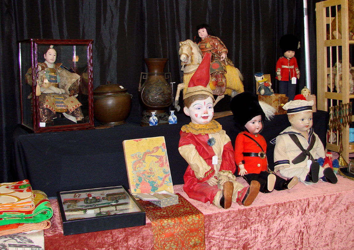 Thymes Remembered, Dublin, N.H., brought toys, cameras and other fun stuff. The large clown was priced at $ 275 and the mounted samurai figure was $ 595. They sold an Edison Home cylinder phonograph a few minutes after the show opened.