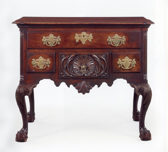 Attributed to the shop of Henry Clifton and Thomas Carteret of Philadelphia, this carved mahogany dressing table of circa 1755 went to the phone for $ 287,000<br>($ 100/150,000). Christie's Mr and Mrs Max R. Zaitz Collection.